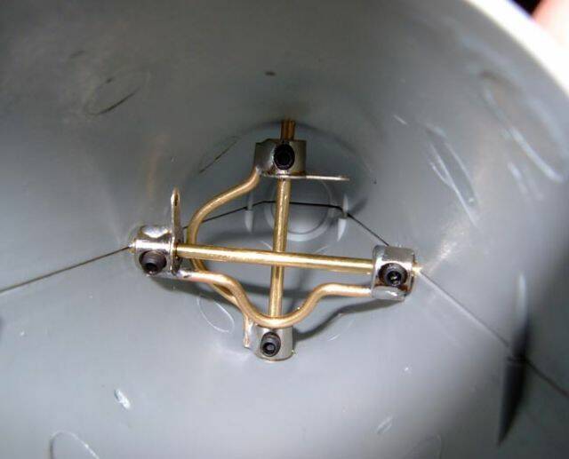 艦尾轉向及潛降舵部位完工-到時在把中間的銅棒剪斷就ok了